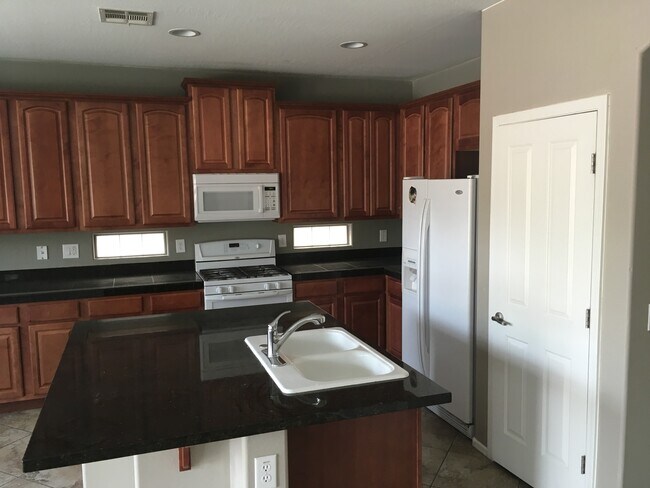 Building Photo - 3 Bed 2.5 Bath home!!