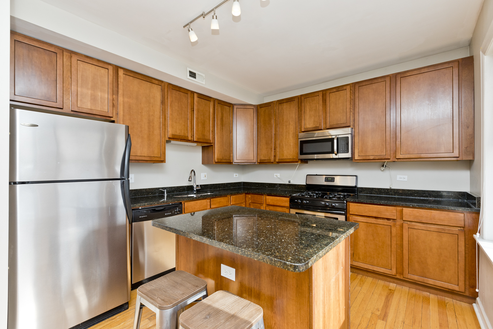 Building Photo - 3042 W Diversey Ave