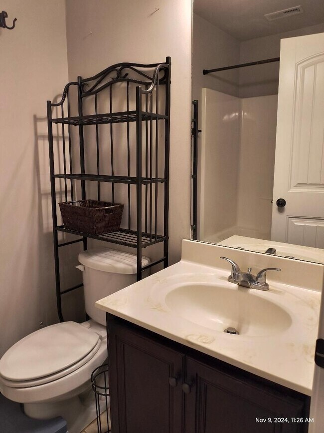 Building Photo - 4 Bedroom 4 Bath Furnished Home in Simpson...