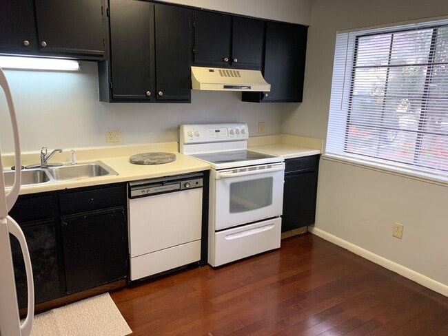 Building Photo - Gated Community, 1.5 Miles to Beach, Pet F...