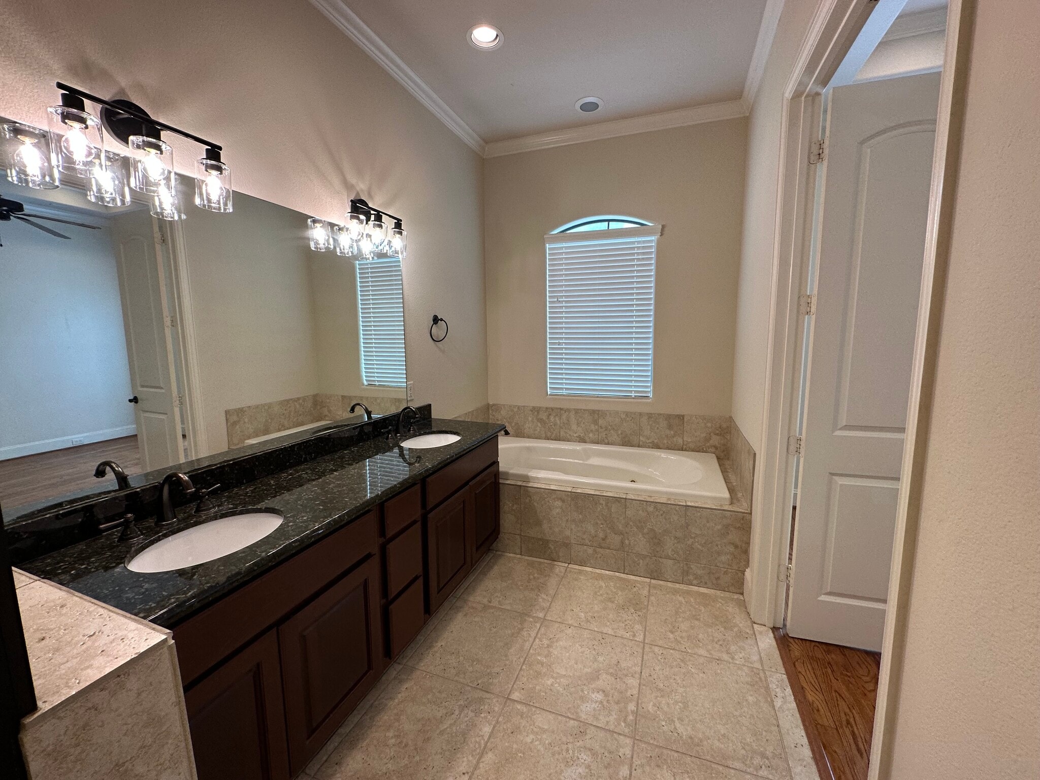 Building Photo - 6353 Richmond Ave