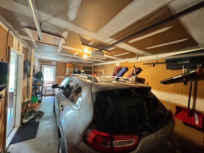 Building Photo - Newly remodeled Eastside home
