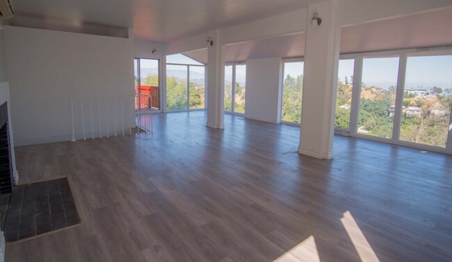 Building Photo - 9003 Wonderland Ave