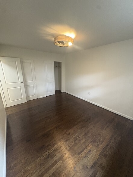 Building Photo - 860 River Dr