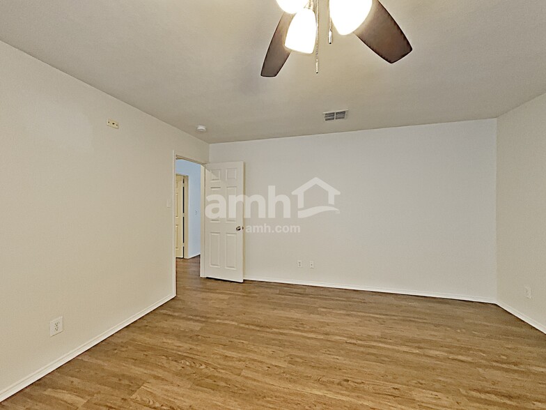 Building Photo - 9715 Woodland Pines