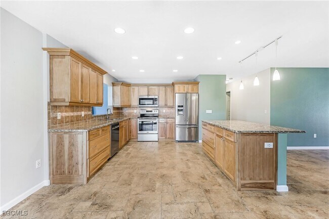 Building Photo - 17075 Edgewater Dr