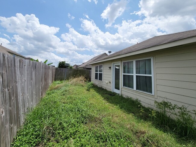 Building Photo - This is a cute 1 story 3 bedroom 2 bath of...