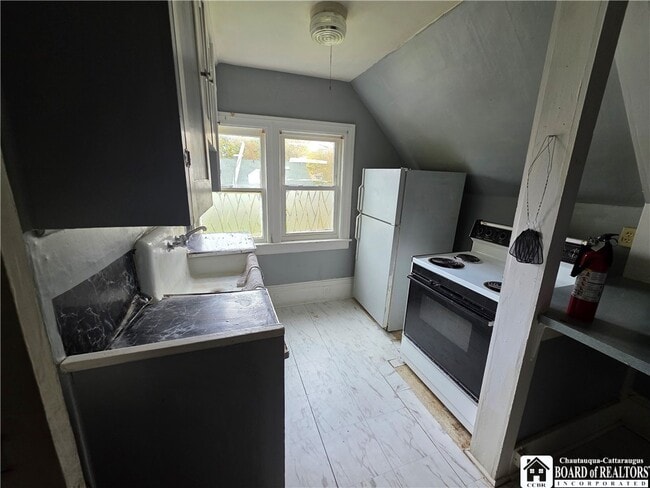 Building Photo - 329 Crossman St