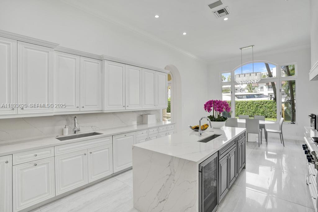 Building Photo - 17001 Collins Ave