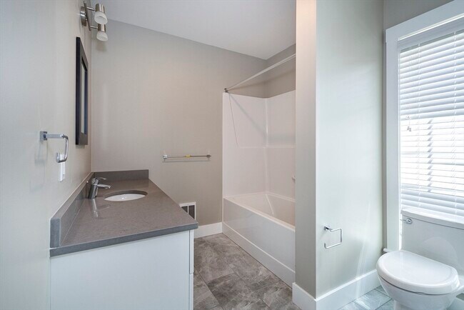 Building Photo - 50 Country Way