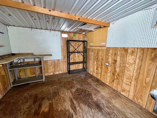 Building Photo - Cute Cozy and Centrally located