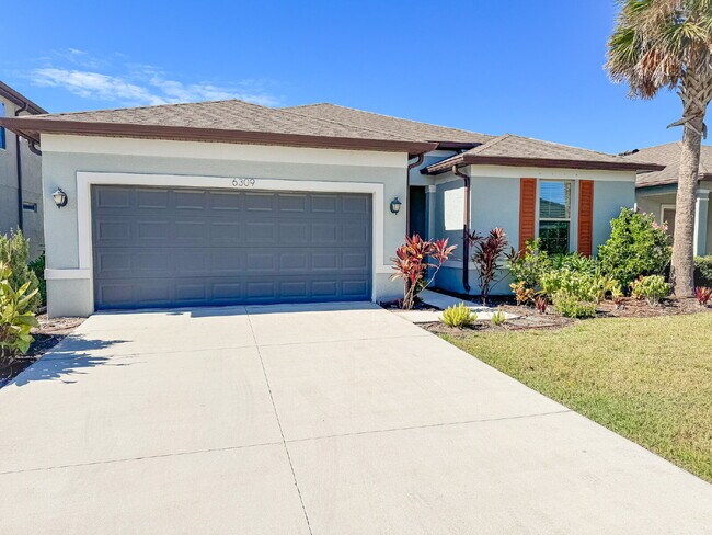 Primary Photo - Gorgeous 4 bedroom 2 bath home in luxuriou...