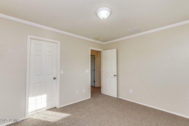 Building Photo - 869 E Doral Ct