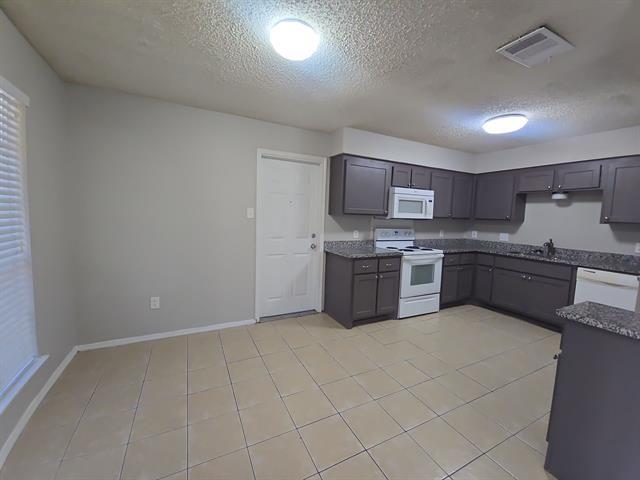 Building Photo - 6620 Lyndale Dr