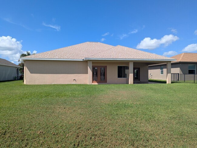 Building Photo - 411 SW Vista Lake Dr