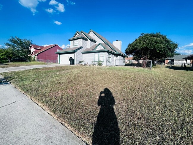 Building Photo - 2122 Lazy Ridge Dr