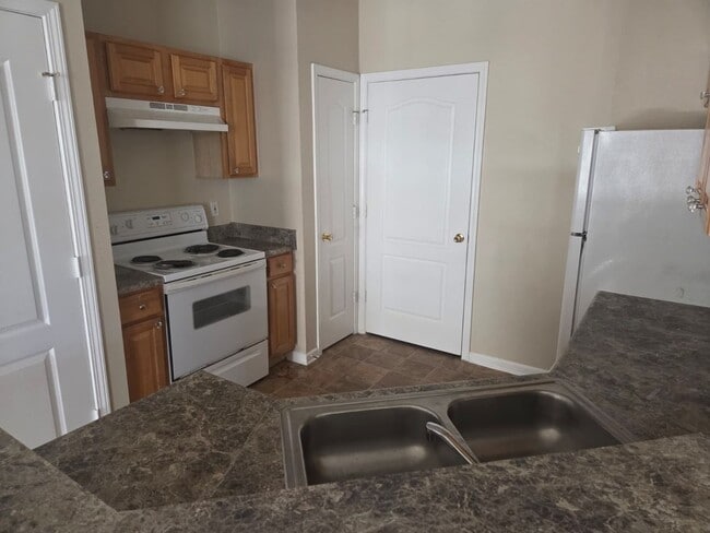 Building Photo - 2 Bedroom 2 bathroom unit available now!