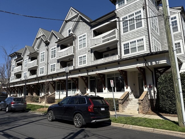 Building Photo - Fantastic Condo in South End!