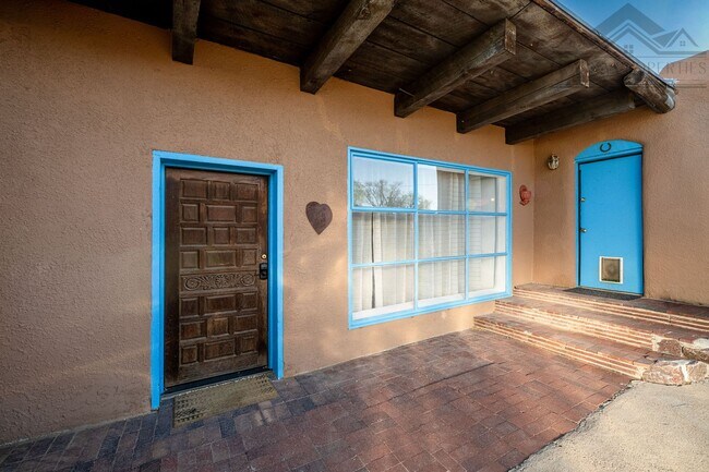 Building Photo - Rustic Santa Fe Charm on Kathryn Ave.