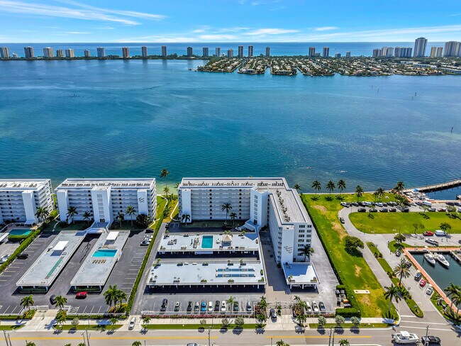 Building Photo - 301 Lake Shore Dr