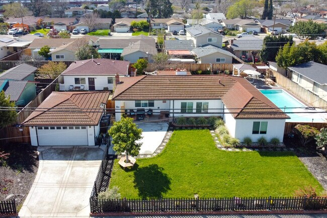 Building Photo - 893 Olivina Ave