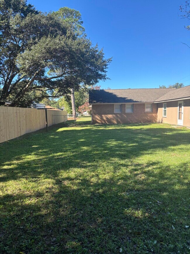 Building Photo - 855 Whatley St
