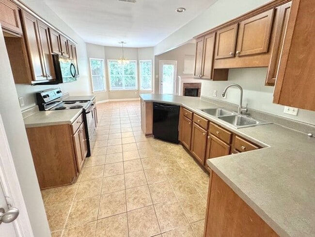 Building Photo - Fantastic Home In A Great Location! Spacio...
