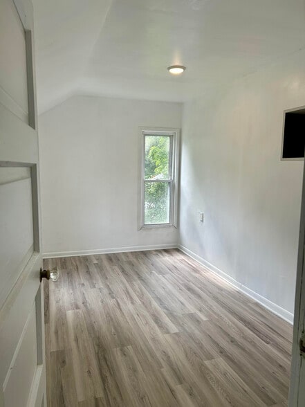 Building Photo - 421 W Bond St