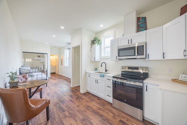 Building Photo - 1120 W 8th St