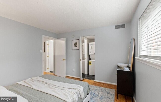 Building Photo - 122 N Bedford St