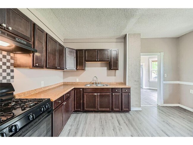 Building Photo - 911 Sims Ave