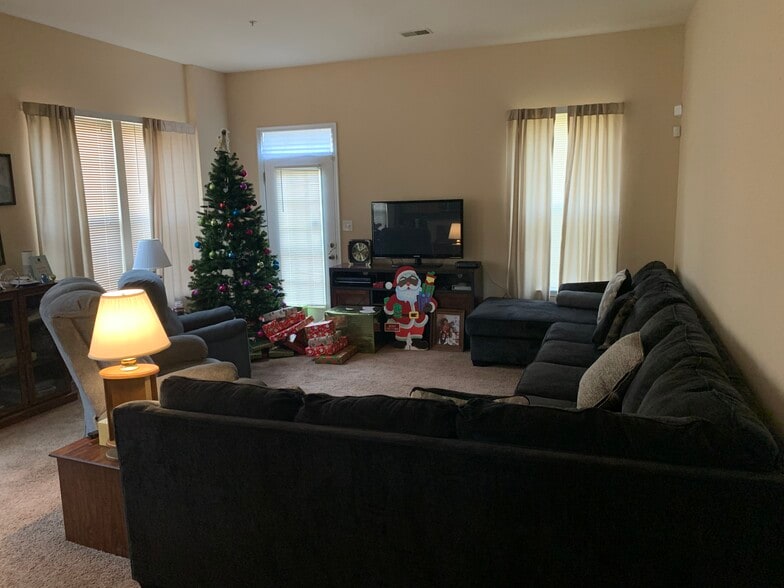 Family Room - 10000 Goldenwood Ct