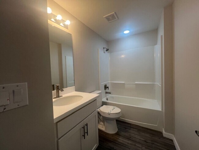 Building Photo - 3 bedroom/ 2 bath in NE Cape Coral- Gator CIrcle - Available Now