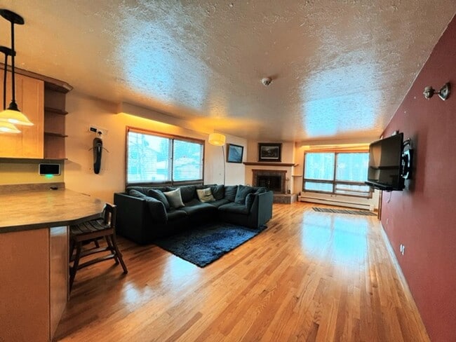 Building Photo - Spacious Midtown Two Bedroom with Utilitie...