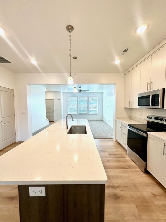 Building Photo - NT 3367