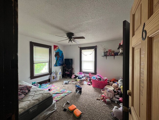 Building Photo - Over 2,000sf and 8 Bedrooms