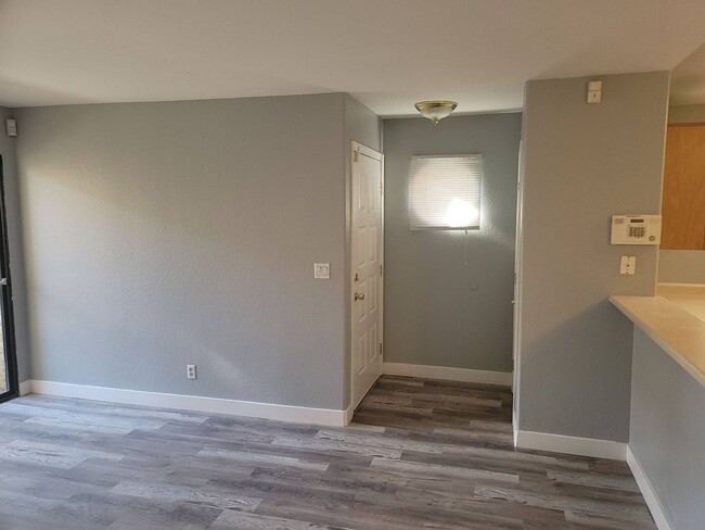 Building Photo - Spacious downstairs 2 bedrooms 2 bathroom ...