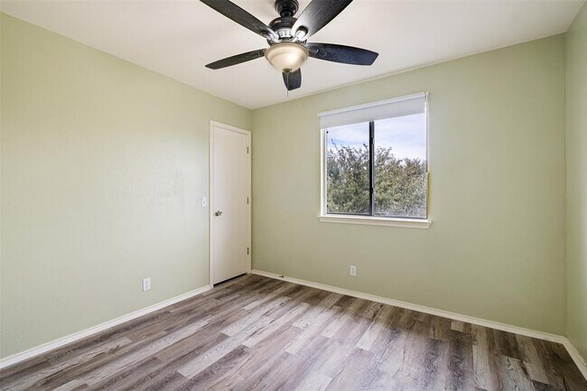 Building Photo - 104 Pond Way