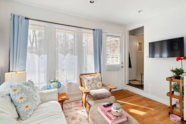 Building Photo - 6 Lincoln Ave