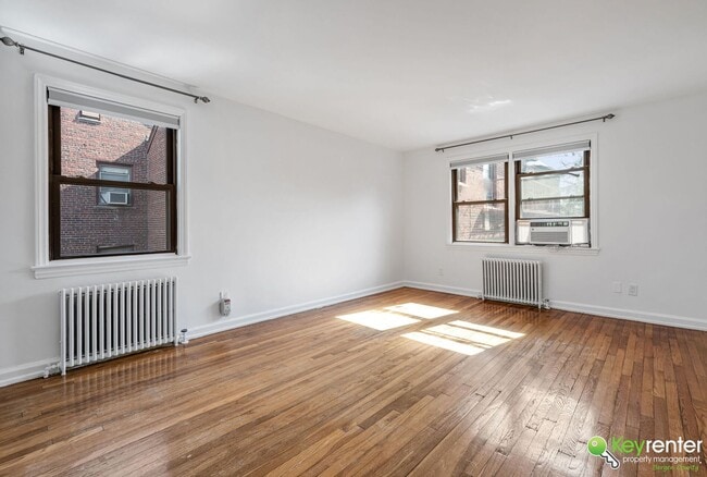 Building Photo - Renovated Studio with easy access to NYC