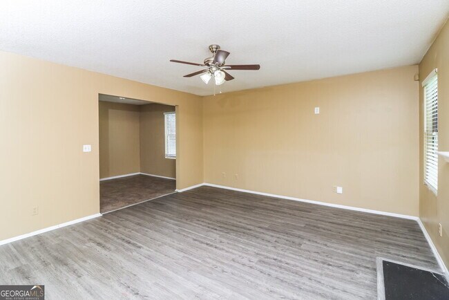 Building Photo - 5438 Farmview Close