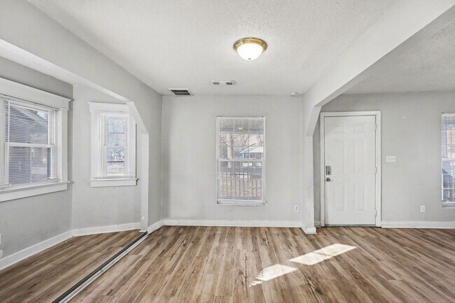 Building Photo - Beautiful 2 Bedroom 1 Bathroom house in Kansas City!