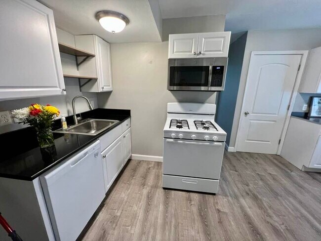 Building Photo - 2754 McCausland Ave