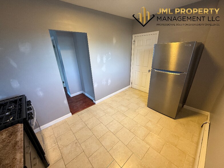 Building Photo - 834 Eastern Ave