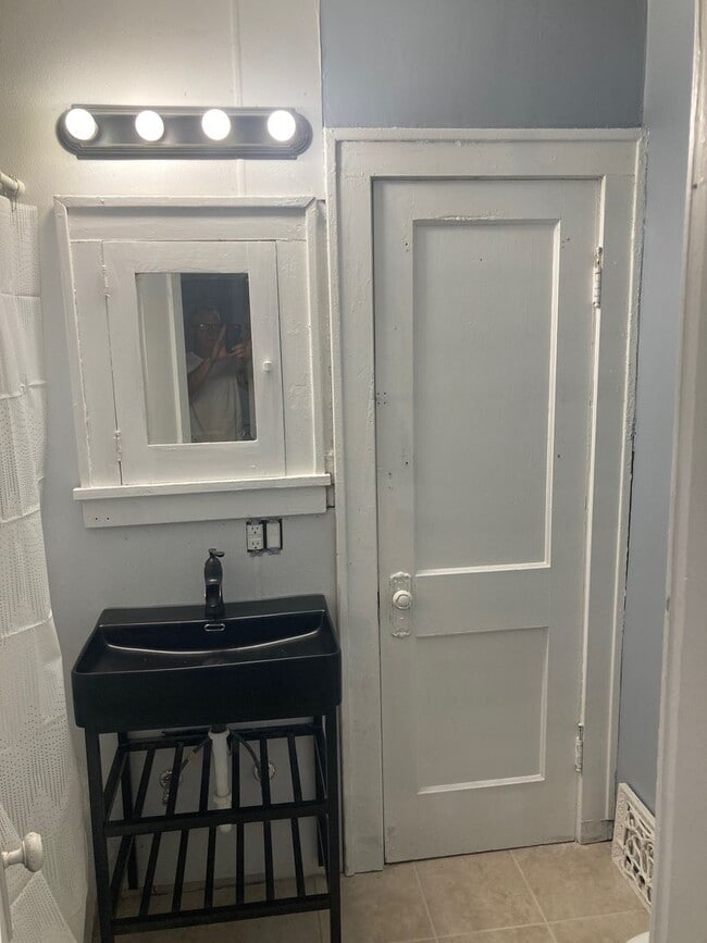 Building Photo - House with conforming 3rd room!!