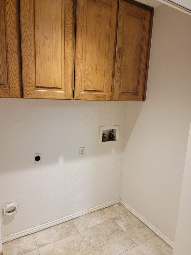 Building Photo - 6433-6435 Brookhaven Trail