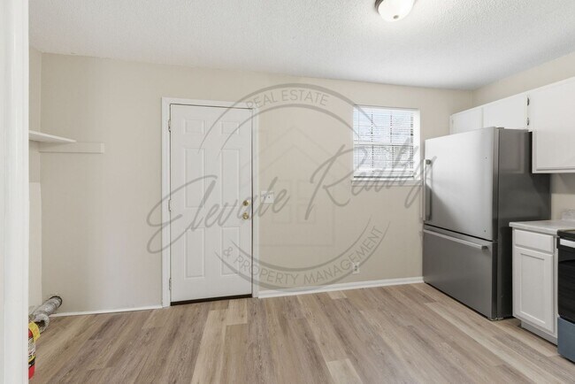 Building Photo - Two Bedroom Townhouse with Updates in North Nashville!