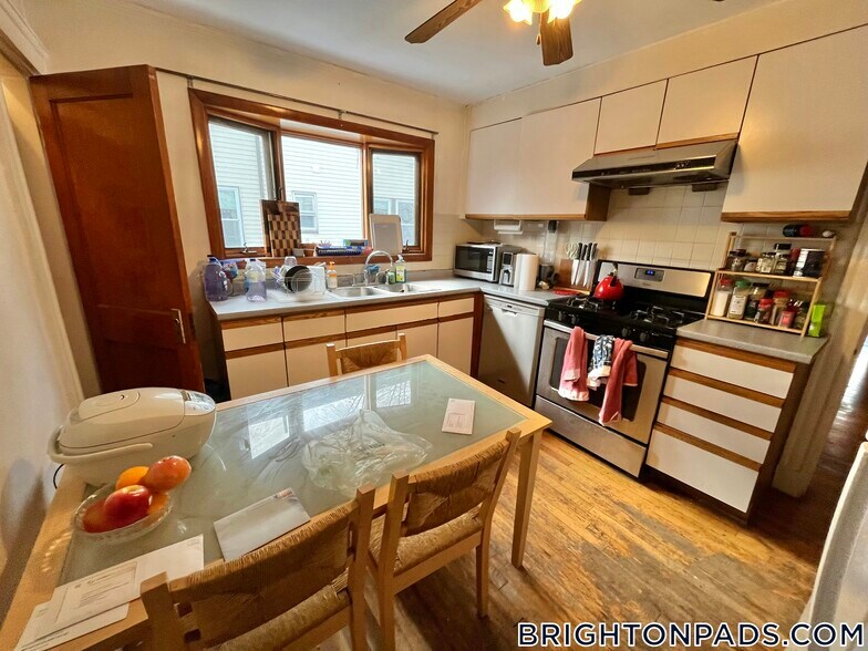 Building Photo - 121 Murdock St