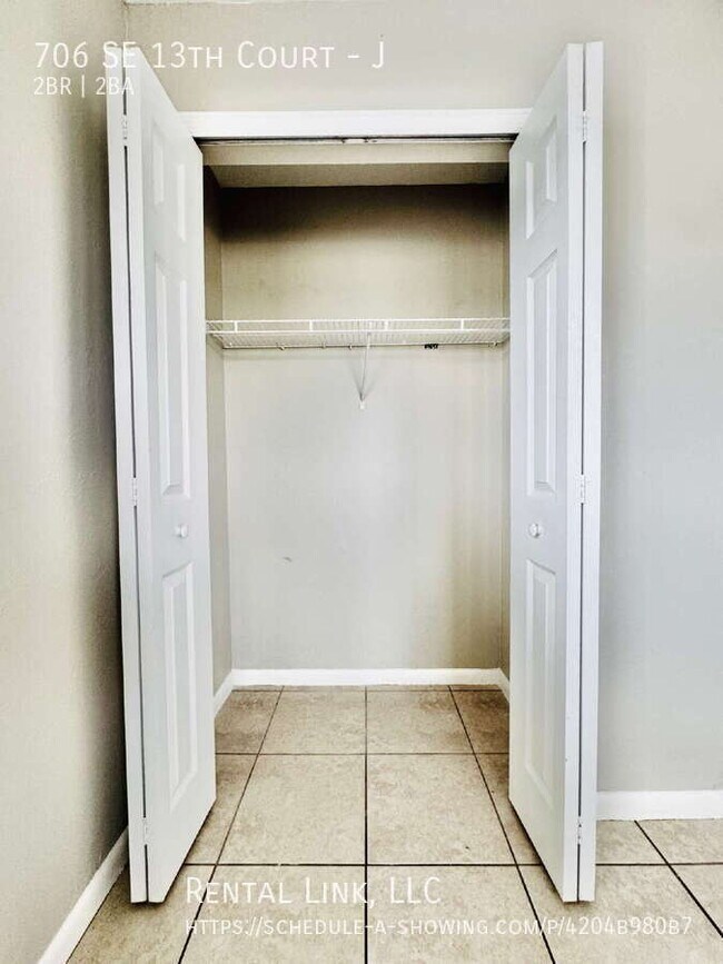 Building Photo - 706 SE 13th Ct