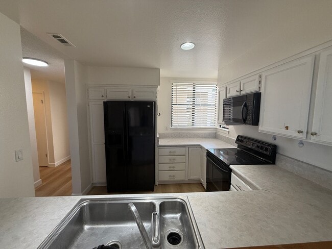 Building Photo - Mariners Landing Waterfront 2 Bed / 1 Bath Condo in Gated Community – Near Vallejo Ferry Building